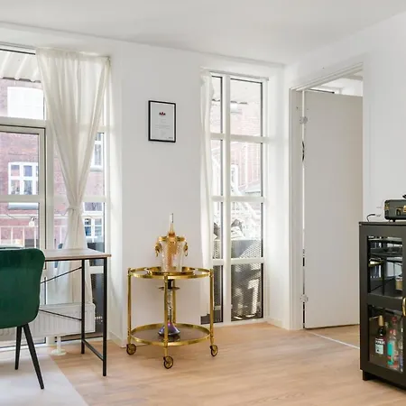 200 M Fra Rutebilstation - Privat Terrasse, Grill Apartment *